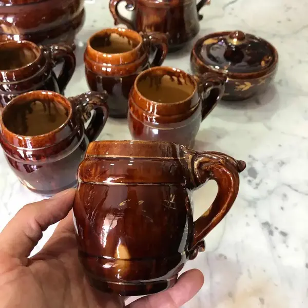 Foto de um(a) Antigo Raro Conjunto Chá Café Chocolateira Majólica Alemã, da categoria de Conjuntos de café e chá. Antigo e centenário conjunto para chocolate, café ou chá. Você escolhe! Composto por grande bule/chocolateira, cinco... Mostrado de uma perspectiva diferente. Vendido no marketplace Trésors.
