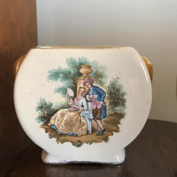 Foto de um(a) Antigo Par De Vasinhos Porcelana Europeia Cenas Galantes, da categoria de Vasos. Par de delicados vasinhos em porcelana europeia, com linda decoração de cenas galantes e flores, acabamento feito a mão com... Mostrado de uma perspectiva diferente. Vendido no marketplace Trésors.