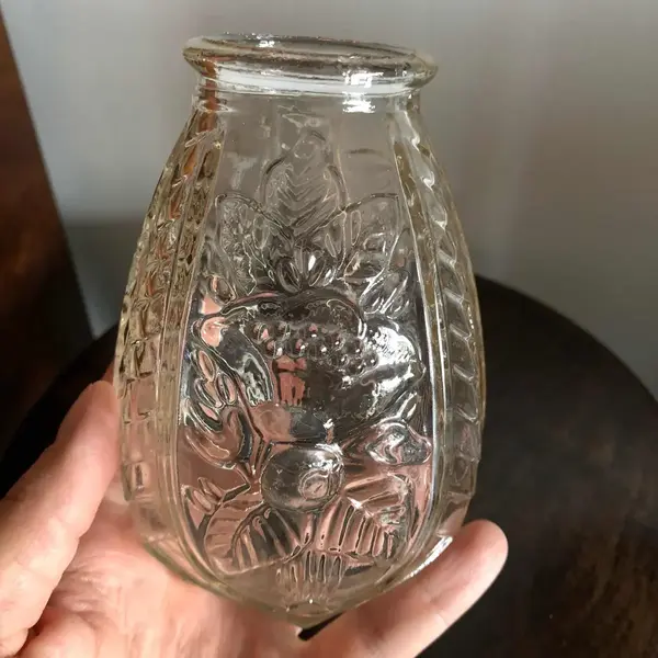 Foto de um(a) Antigo Vaso Sextavado Art Deco Em Vidro Francês, da categoria de Vasos. Antigo vaso Art Deco em vidro francês. Em perfeito estado de conservação. Altura 14cm Circunferência 28cm. Mostrado de uma perspectiva diferente. Vendido no marketplace Trésors.