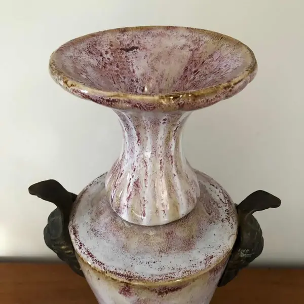 Foto de um(a) Antigo Grande Vaso Ânfora Cerâmica Francesa Com Bronze, da categoria de Vasos. Antigo e imponente vaso/ânfora em cerâmica francesa vitrificada, com aplicação de bronze na base e alças com caras de... Mostrado de uma perspectiva diferente. Vendido no marketplace Trésors.