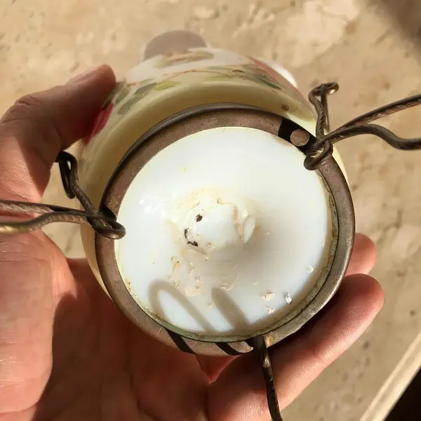 Foto de um(a) Antigo Raro Vaso Opalina Francesa Art Nouveau Pintado À Mao, da categoria de Vasos. Antigo e fino vaso em opalina francesa com a borda ondulada, armação em bronze, e delicadíssima pintura feita à mão. Período... Mostrado de uma perspectiva diferente. Vendido no marketplace Trésors.