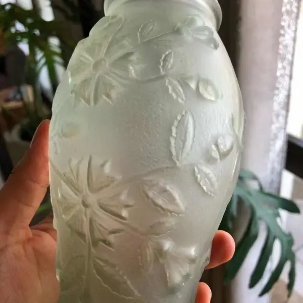 Foto de um(a) Antigo Par De Vasos Art Deco Em Vidro Francês Satiné, da categoria de Vasos. Antigo e lindo par de vasos em vidro satiné francês, ricamente moldados e prensados com flores em relevo. Período Art Deco.... Mostrado de uma perspectiva diferente. Vendido no marketplace Trésors.