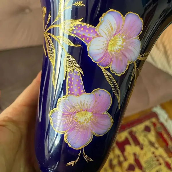 Foto de um(a) Antigo Vaso Art Deco Em Porcelana Alemã Hutschenreuther, da categoria de Vasos. Hutschenreuther - Germany. Antigo e excepcional vaso artístico em porcelana alemã azul cobalto, de umas das melhoras... Mostrado de uma perspectiva diferente. Vendido no marketplace Trésors.