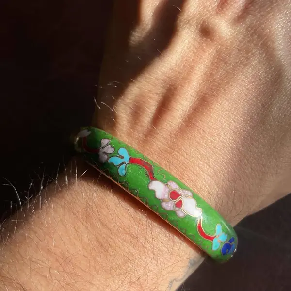 Foto de um(a) Antigo Bracelete Pulseira Oriental Metal Dourado Cloisonné, da categoria de Outros colecionáveis. Antigo bracelete/pulseira em metal Cloisonné. Esmaltado à mão. Peça única.Essa técnica de trabalho em esmalte na qual tiras... Mostrado de uma perspectiva diferente. Vendido no marketplace Trésors.