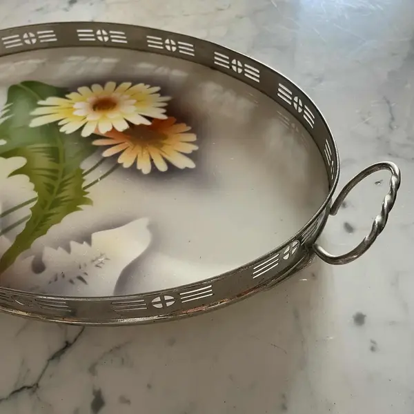 Foto de um(a) Antiga Bandeja De Prata Com Majólica Faiança Alemã Art Deco, da categoria de Bandejas. Antiga bandeja de majólica/faiança alemã, armação em metal prateado. Linda decoração floral Período Art Deco com traços da... Mostrado de uma perspectiva diferente. Vendido no marketplace Trésors.
