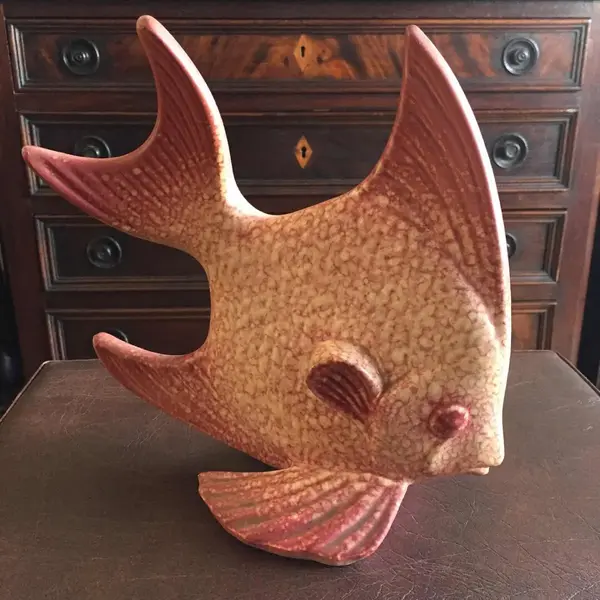 Foto de um(a) Antiga Escultura Art Deco Peixe Em Porcelana Faiança Tcheca, da categoria de Escultura. Imponente e diferente escultura artística em faiança na forma de peixe, década de 1950. Período Art Deco.Medidas 27x25cm. Mostrado de uma perspectiva diferente. Vendido no marketplace Trésors.