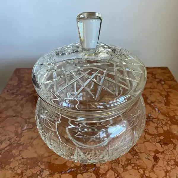 Foto de um(a) Antiga Grande Caixa Potiche Bomboniere Cristal Tcheco, da categoria de Garrafas, potes e jarros. Antiga e fina caixa bomboniere em cristal Tcheco, toda lapidada à mão. Fundo estrelado. Peça versátil e muito decorativa,... Mostrado de uma perspectiva diferente. Vendido no marketplace Trésors.