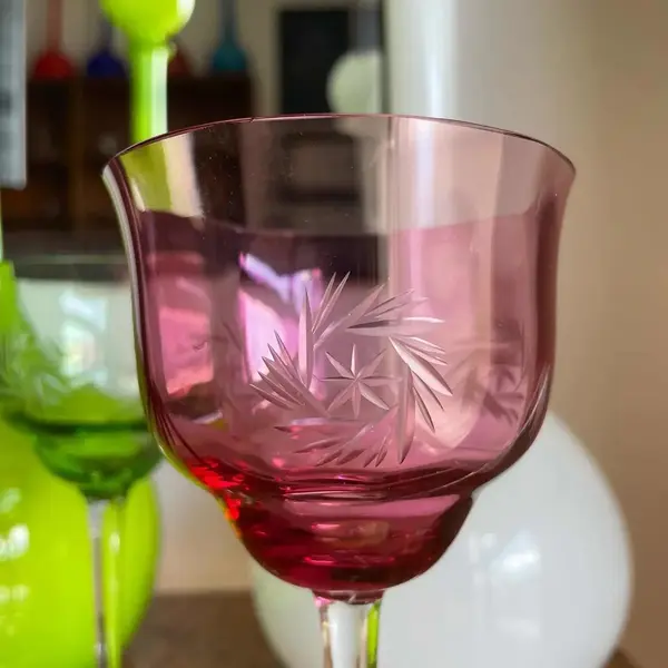 Foto de um(a) Antigas Taças Para Vinho Em Cristal Francês Colorido, da categoria de Taças. Antigo trio de finas taças de pé alto para vinho tinto, cristal europeu lapidado à mão. Medidas 17 x 8cm cada. Mostrado de uma perspectiva diferente. Vendido no marketplace Trésors.