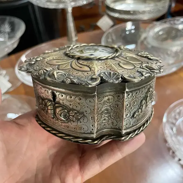Foto de um(a) Antiga Caixa Decorativa Porta Jóias Art Deco Metal Francês, da categoria de Cestos e Caixas. Antiga e linda caixa decorativa porta jóias francês em metal espessurado a prata, peça toda trabalha, com muita riqueza de... Mostrado de uma perspectiva diferente. Vendido no marketplace Trésors.