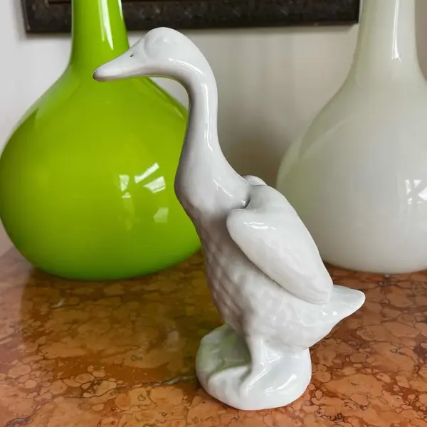 Foto de um(a) Antiga Escultura De Pato Em Porcelana Alemã Biscuit Branco, da categoria de Modelos e estatuetas. Antiga e graciosa escultura de pato em porcelana vitrificada alemã. Art Deco.Medidas 17x11cm. Mostrado de uma perspectiva diferente. Vendido no marketplace Trésors.