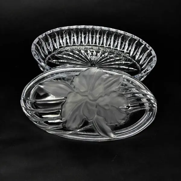 Foto de um(a) Antiga Caixa Porta Jóias Art Deco Em Cristal Francês Satiné, da categoria de Porta-Jóias. Belíssima caixa porta jóias em cristal francês, na tampa decoração floral moldada em satiné. Super versátil e decorativa.... Mostrado de uma perspectiva diferente. Vendido no marketplace Trésors.