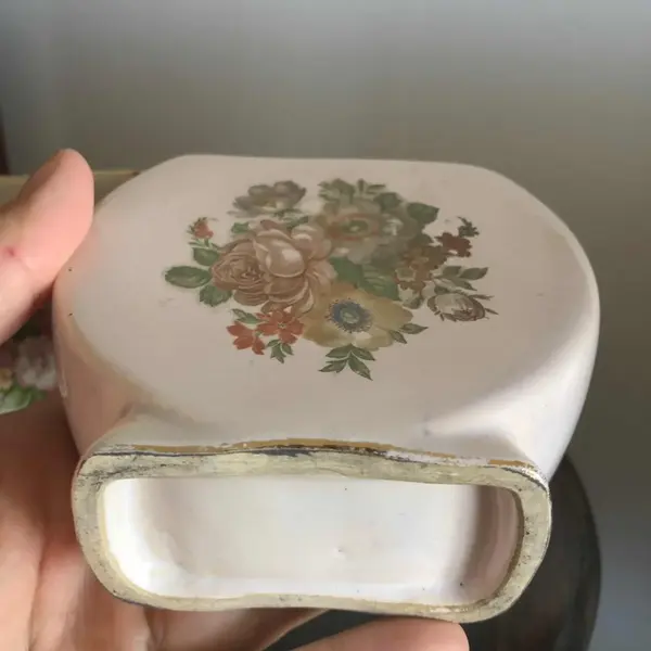 Foto de um(a) Antigo Par De Vasinhos Porcelana Europeia Cenas Galantes, da categoria de Vasos. Par de delicados vasinhos em porcelana europeia, com linda decoração de cenas galantes e flores, acabamento feito a mão com... Mostrado de uma perspectiva diferente. Vendido no marketplace Trésors.