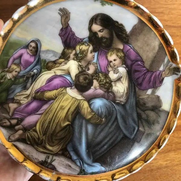Foto de um(a) Arte Sacra Antigo Vaso De Parede Jesus Em Porcelana Saler, da categoria de Vasos. Antigo e decorativo vaso de parede em porcelana Saler, com linda decoração de Jesus Cristo abençoando as crianças e filetes... Mostrado de uma perspectiva diferente. Vendido no marketplace Trésors.