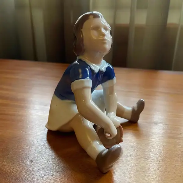 Foto de um(a) Antiga Escultura Bibelô Menina Porcelana B&g Bing Grondahl, da categoria de Escultura. B&G (Bing & Grondahl) - Denmark. Antigo bibelô artístico, escultura de menina brincando em porcelana dinamarquesa. Peça... Mostrado de uma perspectiva diferente. Vendido no marketplace Trésors.