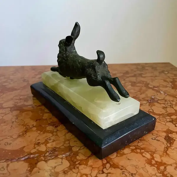 Foto de um(a) Antiga Escultura De Coelho Art Deco Pétit Bronze Francês, da categoria de Escultura. Antiga e linda escultura artística representando coelho em pétit bronze francês, base dupla em alabastro e mármore italiano.... Mostrado de uma perspectiva diferente. Vendido no marketplace Trésors.
