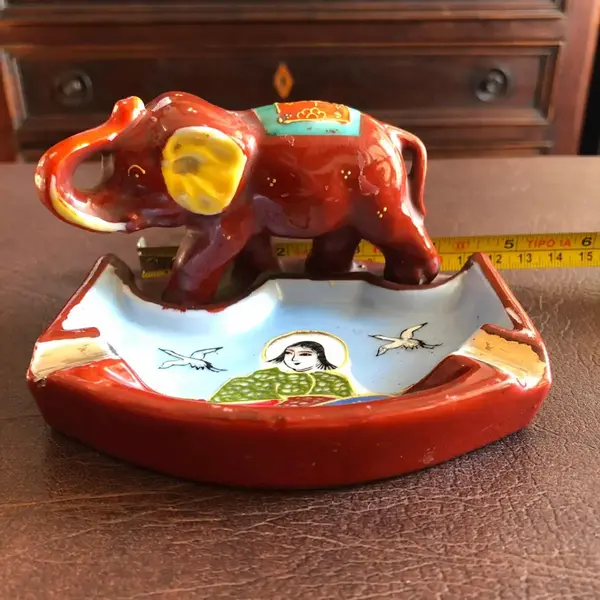 Foto de um(a) Antigo Raro Cinzeiro Art Deco Porcelana Oriental Satsuma, da categoria de Cinzeiros. Década de 1950. Impecável, item raro e diferente, para colecionador. Mostrado de uma perspectiva diferente. Vendido no marketplace Trésors.