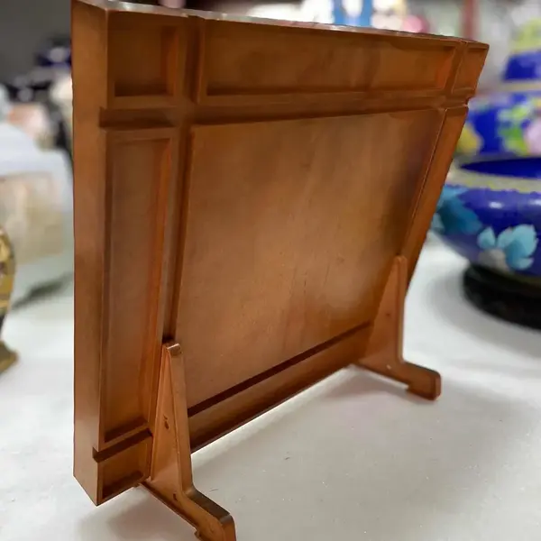 Foto de um(a) Antigo Raro Quadro De Mesa Japonês Caixa Oriental Minogame, da categoria de Objetos decorativos. Curioso quadro de mesa em metal dourado de excelente qualidade, lindo brilho natural e ótima fundição, com bastante riqueza... Mostrado de uma perspectiva diferente. Vendido no marketplace Trésors.