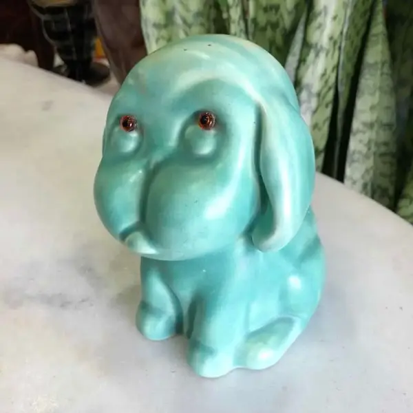 Foto de um(a) Antiga Escultura Cachorro Art Deco Porcelana Inglesa Beswick, da categoria de Escultura. Beswick. Antiga e linda escultura de cachorro em porcelana inglesa, com raros olhos de vidro. Período Art Deco. Peça muito... Mostrado de uma perspectiva diferente. Vendido no marketplace Trésors.