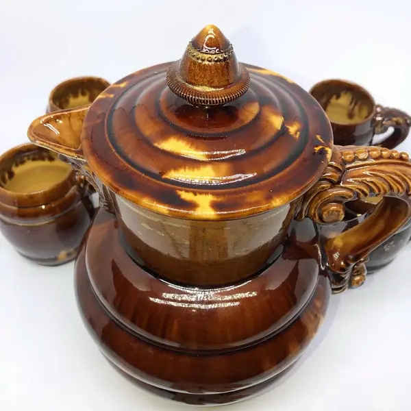 Foto de um(a) Antigo Raro Conjunto Chá Café Chocolateira Majólica Alemã, da categoria de Conjuntos de café e chá. Antigo e centenário conjunto para chocolate, café ou chá. Você escolhe! Composto por grande bule/chocolateira, cinco... Mostrado de uma perspectiva diferente. Vendido no marketplace Trésors.
