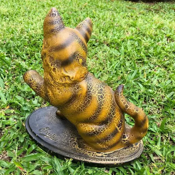 Foto de um(a) Antiga Grande Escultura De Gato Terracota Austríaca Assinada, da categoria de Escultura. Antiga e grande escultura artística, feita à mão em terracota Austríaca, peça muito expressiva, com bastante riqueza de... Mostrado de uma perspectiva diferente. Vendido no marketplace Trésors.