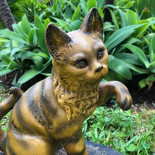 Foto de um(a) Antiga Grande Escultura De Gato Terracota Austríaca Assinada, da categoria de Escultura. Antiga e grande escultura artística, feita à mão em terracota Austríaca, peça muito expressiva, com bastante riqueza de... Mostrado de uma perspectiva diferente. Vendido no marketplace Trésors.