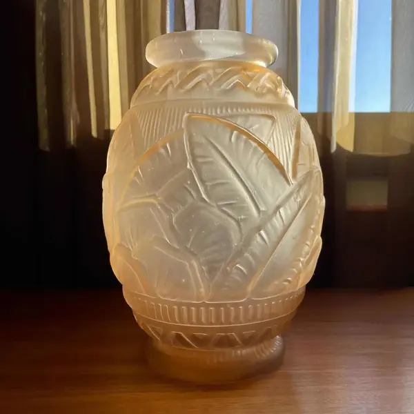 Foto de um(a) Antigo Vaso Bojudo Vidro Francês Art Deco Carrillo Glass, da categoria de Vasos. Carrillo Glass - France. Antigo vaso bojudo em vidro artístico francês, moldado com decoração com folhas em satiné. Peça... Mostrado de uma perspectiva diferente. Vendido no marketplace Trésors.
