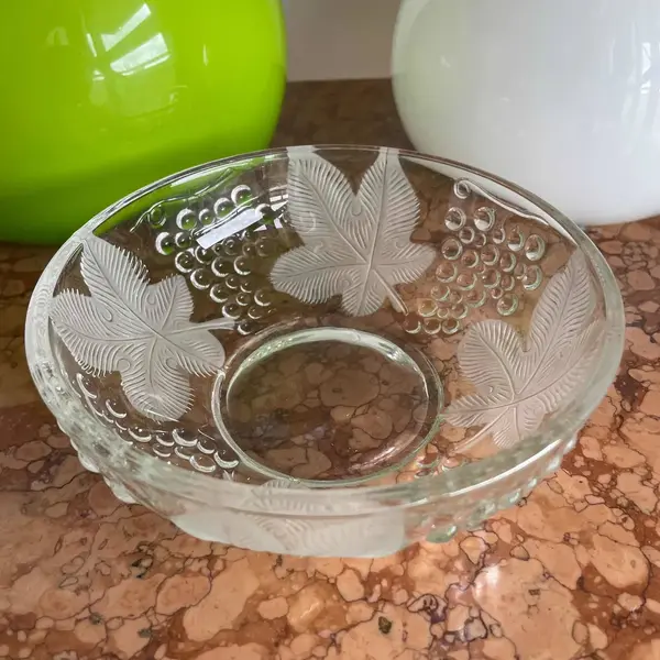 Foto de um(a) Antiga Uveira Bowl Decorativo Vidro Francês Satiné Art Deco, da categoria de Travessas e tigelas. Antiga uveira bowl decorativo em vidro francês com detalhes de uvas em satiné. Art Deco. Altura 5cm Diâmetro 16cm. Mostrado de uma perspectiva diferente. Vendido no marketplace Trésors.