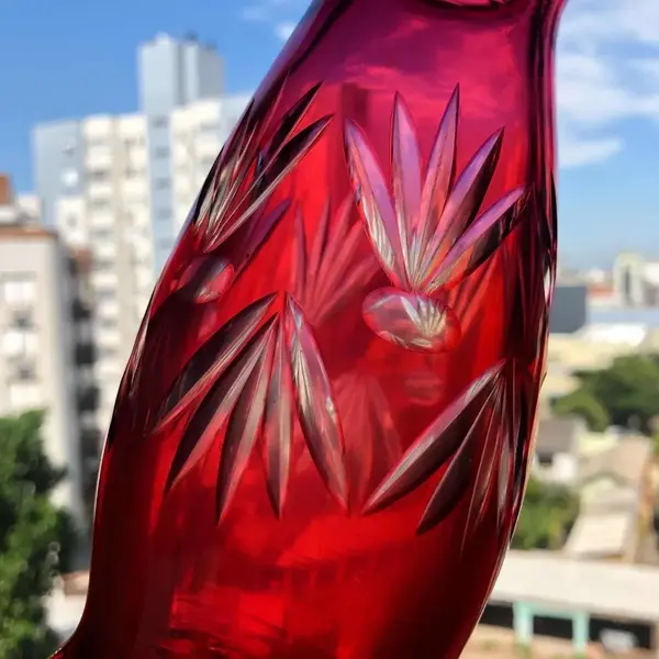 Foto de um(a) Antigo Raro Vaso Art Deco Cristal Francês Baccarat Vermelho, da categoria de Vasos. Baccarat. Antigo e diferente vaso em cristal francês, ricamente lapidado à mão. Peça muito incomum, devido ao seu formato,... Mostrado de uma perspectiva diferente. Vendido no marketplace Trésors.