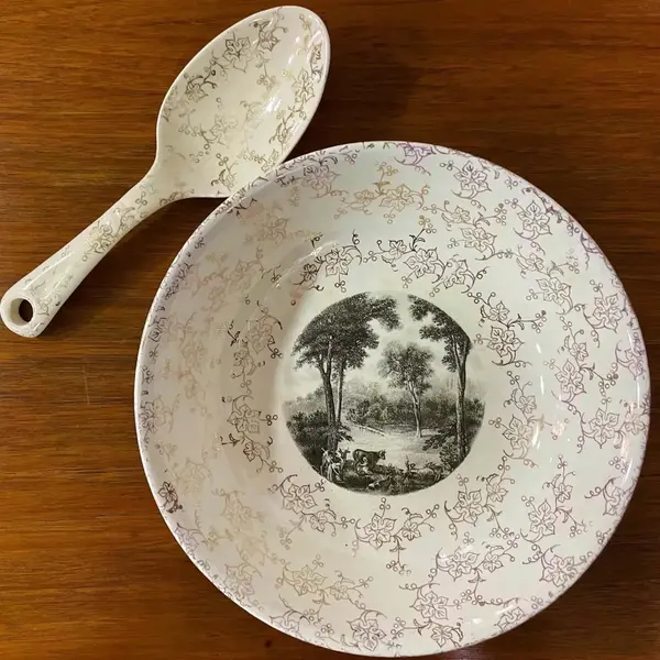 Foto de um(a) Antigo Prato Tigela Colher Porcelana Inglesa Royal Ouro 22k, da categoria de Pratos Decorativos. Antiga tigela para sobremesa em porcelana artística inglesa, acompanha a colher original. Linda cena rural e flores pintadas... Mostrado de uma perspectiva diferente. Vendido no marketplace Trésors.
