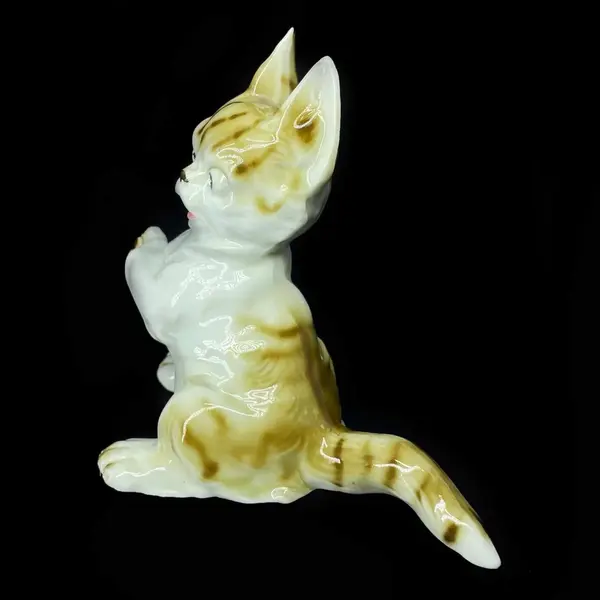 Foto de um(a) Antiga Escultura Bibelô De Gato Art Deco Porcelana Alemã, da categoria de Escultura. Antiga e graciosa escultura/bibelô de gatinho em porcelana artística alemã. Período totalmente Art Deco.Medidas 10x13cm. Mostrado de uma perspectiva diferente. Vendido no marketplace Trésors.