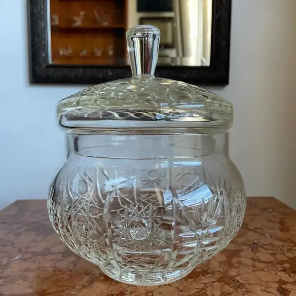 Foto de um(a) Antiga Grande Caixa Potiche Bomboniere Cristal Tcheco, da categoria de Garrafas, potes e jarros. Antiga e fina caixa bomboniere em cristal Tcheco, toda lapidada à mão. Fundo estrelado. Peça versátil e muito decorativa,... Mostrado de uma perspectiva diferente. Vendido no marketplace Trésors.