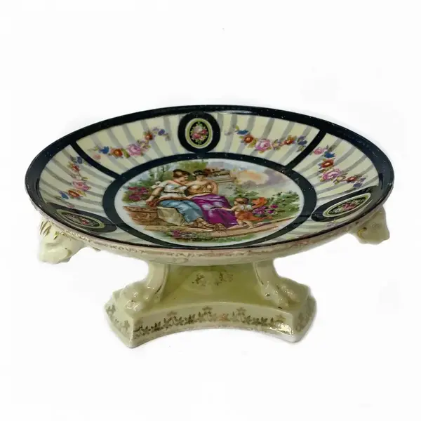 Foto de um(a) Antiga Rara Fruteira Centro De Mesa Porcelana Alemã Nouveau, da categoria de Centro de mesa. Antiga fruteira ou centro de mesa, porta cartões em porcelana artística alemã, decoração central com linda cena de damas,... Vendido no marketplace Trésors.