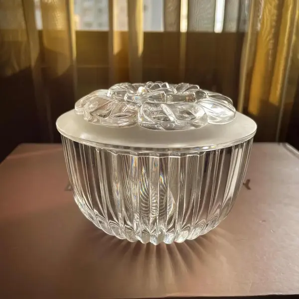 Foto de um(a) Antiga Caixa Decorativa Porta Jóias Cristal Francês Satiné, da categoria de Porta-Jóias. Finíssima caixa decorativa ou porta jóias em cristal francês, na tampa decoração em alto-relevo com flor lapidada em satiné.... Mostrado de uma perspectiva diferente. Vendido no marketplace Trésors.