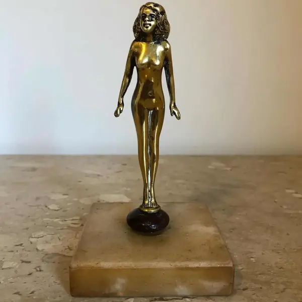 Foto de um(a) Antiga Escultura Erótica Sensual Jovem Nua Bronze Art Deco, da categoria de Escultura. Antiga e legítima escultura em bronze francês, com base em mármore, representando jovem nua. Muito decorativa e... Mostrado de uma perspectiva diferente. Vendido no marketplace Trésors.