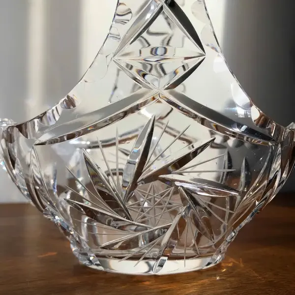 Foto de um(a) Antiga Cesta Decorativa Em Cristal Tcheco Lapidado Mao, da categoria de Cestos e Caixas. Antiga e linda cesta em cristal tcheco, toda lapidada à mão. Medidas 15x16cm. Mostrado de uma perspectiva diferente. Vendido no marketplace Trésors.