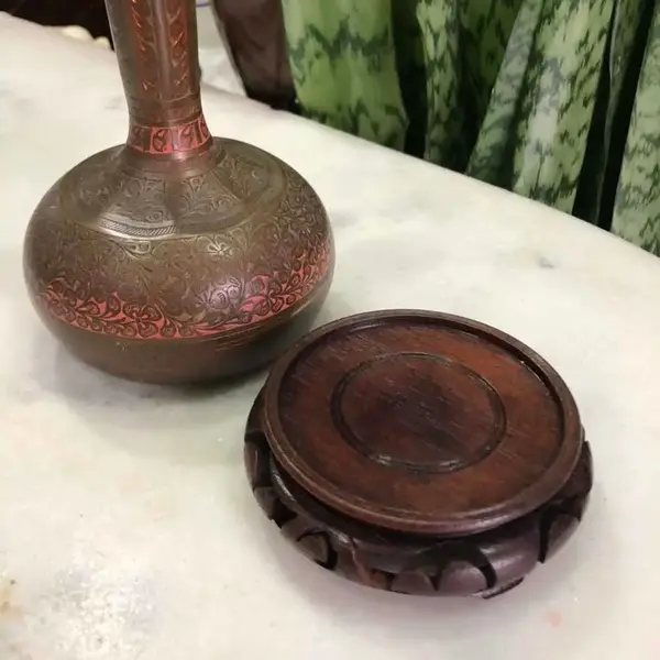 Foto de um(a) Antigo Vaso De Bronze Esmaltado À Mão Legítimo Cloisonné, da categoria de Vasos. Peça feita à mão, início do século XX. Base em madeira de lei.Altura: 22cm. Mostrado de uma perspectiva diferente. Vendido no marketplace Trésors.