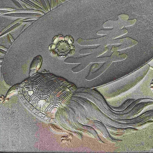 Foto de um(a) Antigo Raro Quadro De Mesa Japonês Caixa Oriental Minogame, da categoria de Objetos decorativos. Curioso quadro de mesa em metal dourado de excelente qualidade, lindo brilho natural e ótima fundição, com bastante riqueza... Mostrado de uma perspectiva diferente. Vendido no marketplace Trésors.