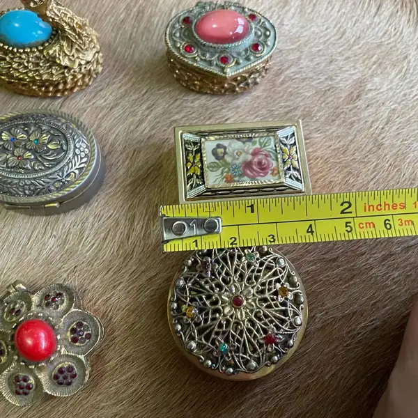 Foto de um(a) Antiga Coleção 6 Especiais Caixinhas Douradas Européias, da categoria de Outros colecionáveis. Antiga e especial coleção com 6 caixinhas antigas, em metal dourado e pedras. Meados do século XX. Mostrado de uma perspectiva diferente. Vendido no marketplace Trésors.