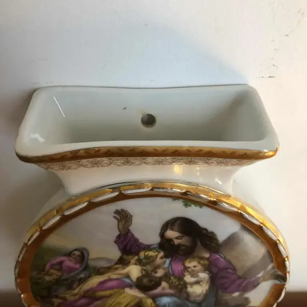 Foto de um(a) Arte Sacra Antigo Vaso De Parede Jesus Em Porcelana Saler, da categoria de Vasos. Antigo e decorativo vaso de parede em porcelana Saler, com linda decoração de Jesus Cristo abençoando as crianças e filetes... Mostrado de uma perspectiva diferente. Vendido no marketplace Trésors.