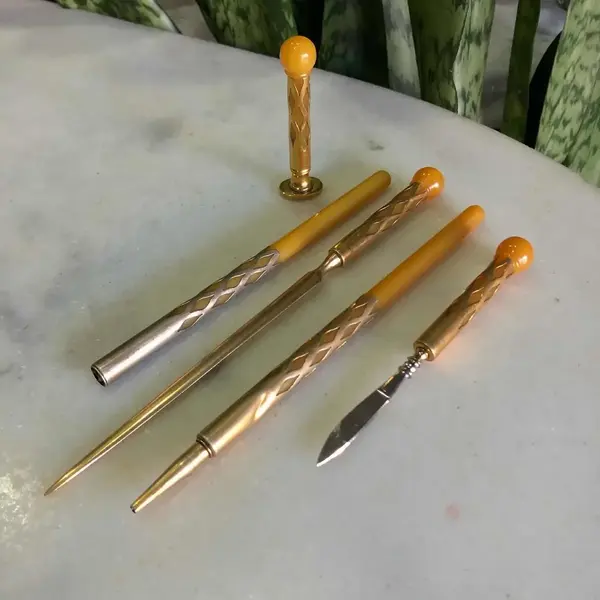 Foto de um(a) Antigo Raro Conjunto Escritório Art Deco Baquelite Francês, da categoria de Itens de Escritório. Antigo e lindo conjunto para escritório composto por 5 peças em baquelite francês com metal dourado. Período Art Deco. Mostrado de uma perspectiva diferente. Vendido no marketplace Trésors.