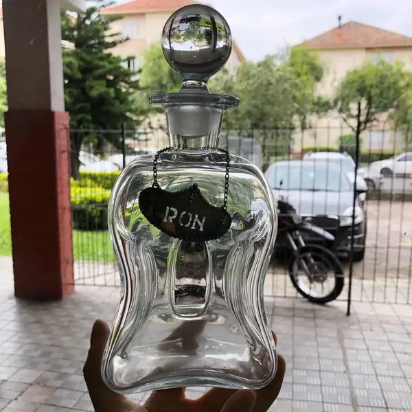 Foto de um(a) Antiga Garrafa Licoreira Para Rum Cristal Francês Art Deco, da categoria de Garrafas. Antiga garrafa licoreira feita à mão em cristal francês, com diferente design torcido. Período Art Deco. Década de 1950.... Mostrado de uma perspectiva diferente. Vendido no marketplace Trésors.