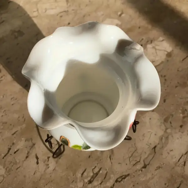 Foto de um(a) Antigo Raro Vaso Opalina Francesa Art Nouveau Pintado À Mao, da categoria de Vasos. Antigo e fino vaso em opalina francesa com a borda ondulada, armação em bronze, e delicadíssima pintura feita à mão. Período... Mostrado de uma perspectiva diferente. Vendido no marketplace Trésors.