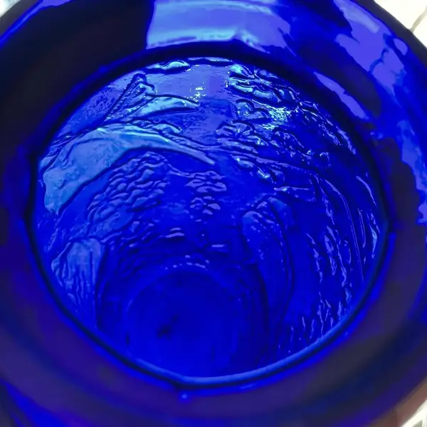Foto de um(a) Antigo Vaso Art Deco Pássaros Vidro Francês Azul Cobalto, da categoria de Vasos. Antigo e belíssimo vaso em vidro francês azul cobalto com decoração de pássaros e flores relevo. Período Art Deco.Medidas... Mostrado de uma perspectiva diferente. Vendido no marketplace Trésors.