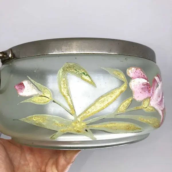 Foto de um(a) Antiga Saladeira Art Deco Cristal Veneziano Pintado À Mão, da categoria de Travessas e tigelas. Antiga saladeira em cristal veneziano, com bordas e alças em metal espessurado a prata. Linda e delicada pintura floral ao... Mostrado de uma perspectiva diferente. Vendido no marketplace Trésors.