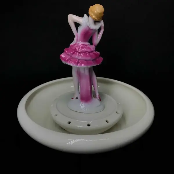 Foto de um(a) Antiga Rara Escultura Art Deco Centro Mesa Hutschenreuther, da categoria de Escultura. Hutschenreuther. Antiga floreira, centro de mesa em porcelana artística alemã, com linda escultura de bailarina no meio da... Mostrado de uma perspectiva diferente. Vendido no marketplace Trésors.