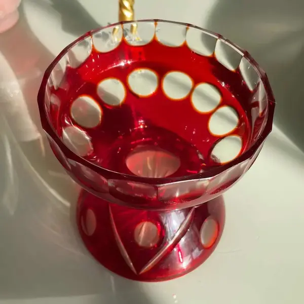 Foto de um(a) Antigo Diferente Vaso Art Deco Cristal Baccarat Vermelho, da categoria de Vasos. Antigo e diferente vaso doublé em cristal Baccarat vermelho rubi, lapidado à mão. Fundo estrelado.Medidas 17x15cm... Mostrado de uma perspectiva diferente. Vendido no marketplace Trésors.