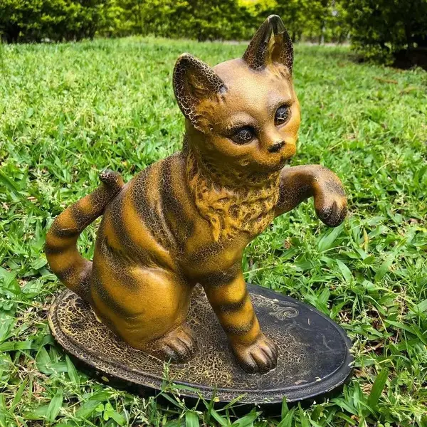 Foto de um(a) Antiga Grande Escultura De Gato Terracota Austríaca Assinada, da categoria de Escultura. Antiga e grande escultura artística, feita à mão em terracota Austríaca, peça muito expressiva, com bastante riqueza de... Mostrado de uma perspectiva diferente. Vendido no marketplace Trésors.