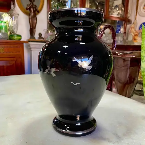 Foto de um(a) Antigo Raro Vaso Art Deco Opalina Negra E Prata De Lei, da categoria de Vasos. Antigo e raro vaso artístico em opalina negra com prata de lei. Linda decoração com aves, feita à mão. Período Art Deco.... Mostrado de uma perspectiva diferente. Vendido no marketplace Trésors.