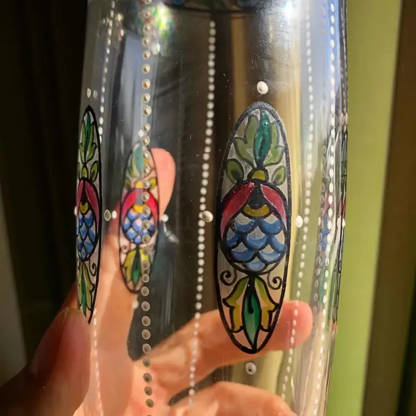 Foto de um(a) Antigo Lindo Vaso Art Deco Em Cristal Veneziano Pintado Mão, da categoria de Vasos. Antigo vaso em cristal veneziano com belíssima pintura feita à mão tipicamente do período Art Deco. Década de 1930. Medidas... Mostrado de uma perspectiva diferente. Vendido no marketplace Trésors.