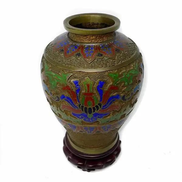 Foto de um(a) Antigo Raro Legítimo Vaso Oriental Em Bronze Cloisonné, da categoria de Vasos. Antigo e lindo vaso em bronze Cloisonné, linda decoração esmaltada à mão ao redor da peça. Essa técnica de trabalho em... Mostrado de uma perspectiva diferente. Vendido no marketplace Trésors.